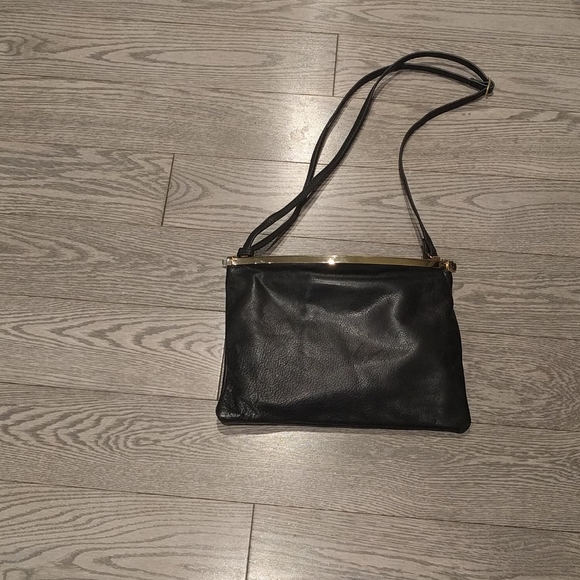 Beautiful genuine shoulder/ click bag by Danier 🌸 - Picture 3 of 12